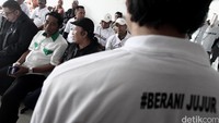 Ia datang tak sendiri, ada puluhan orang yang mendampingi Lulung.