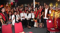 Sebagian jemaat merayakan Natal dengan memakai baju daerah.