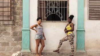 Fotografer Alan ORiordan mengambil potret dua wanita di sekitar Havana dan Trinidad di Kuba.  Foto: National Geographic Traveller