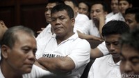 Mereka memakai baju putih berkerah dan bertuliskan Berani Jujur.