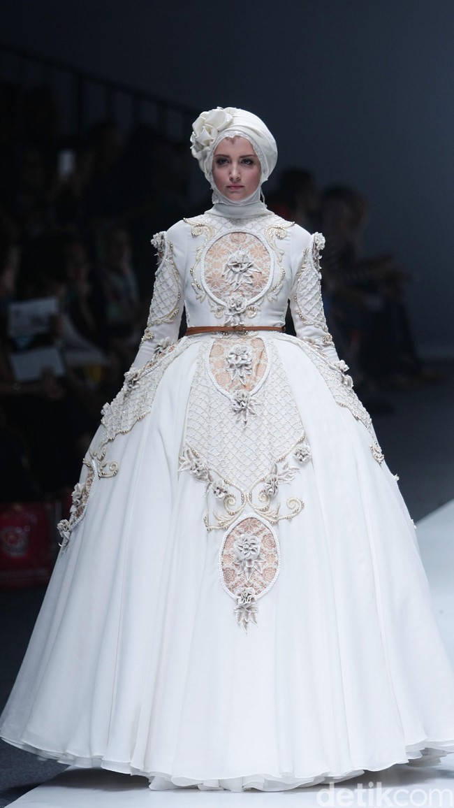 Ayu Dyah Andari The Whita Roses Indonesia Fashion Week 2016 at Jakarta Convention Center. Senayan. Jakarta. [Foto: Mohammad Abduh/Wolipop]
