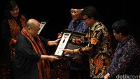 Ketua MURI Jaya Suprana menyerahkan piagam penghargaan kepada Mustofa Bisri atau Gus Mus, Mendagri Tjahjo Kumolo, dan Ketua KPU Husni Kamil Manik.