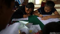 Mereka diajak menari dan bernyanyi. Mereka juga diajak mewarnai gambar.