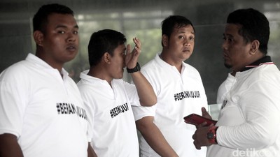 Pendukung Berani Jujur Padati PN Pusat