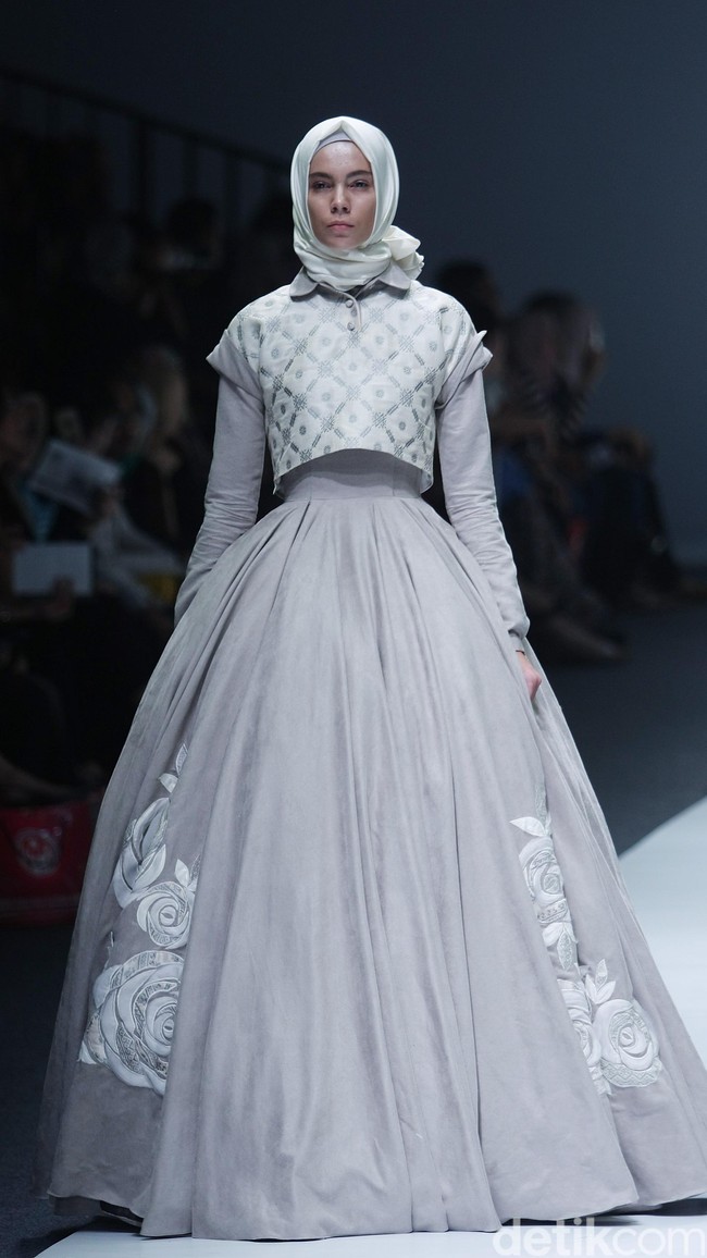 Ayu Dyah Andari The Whita Roses Indonesia Fashion Week 2016 at Jakarta Convention Center. Senayan. Jakarta. [Foto: Mohammad Abduh/Wolipop]