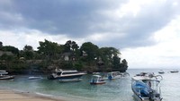 Nusa Lembongan merupakan sebuah pulau kecil di Kabupaten Klungkung, Bali. Kalau dari Pelabuhan Benoa di Denpasar, bisa ditempuh naik kapal sekitar 1 jam (Kurnia/detikTravel)