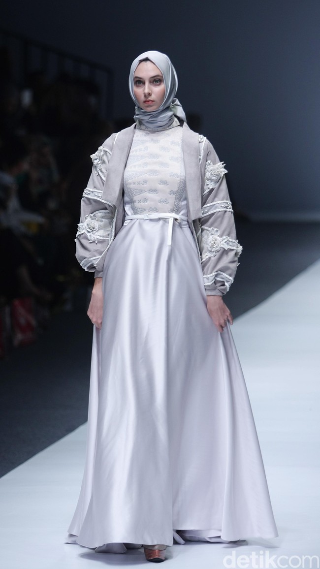 Ayu Dyah Andari The Whita Roses Indonesia Fashion Week 2016 at Jakarta Convention Center. Senayan. Jakarta. [Foto: Mohammad Abduh/Wolipop]