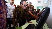Hanif mendapat penjelasan saat meninjau fasilitas layanan satu atap bagi tenaga kerja Indonesia di NTT.