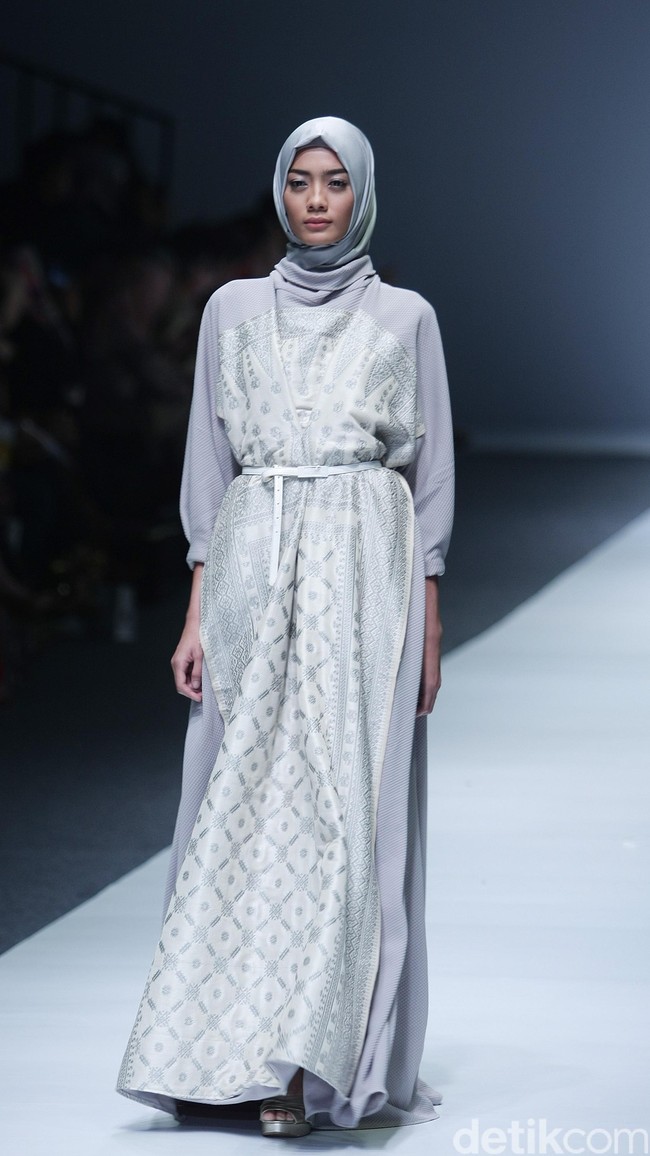 Ayu Dyah Andari The Whita Roses Indonesia Fashion Week 2016 at Jakarta Convention Center. Senayan. Jakarta. [Foto: Mohammad Abduh/Wolipop]