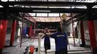 Kini sejumlah pekerja berupaya secepat mungkin memperbaiki Vihara tersebut. Pool/Andi Ardiansyah.
