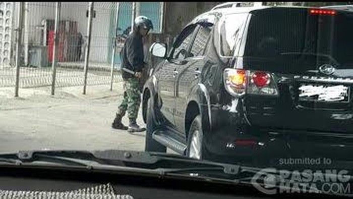 Pengendara Motor Berseragam Tentara Terlihat Marah dan Keluarkan Sangkur di Jl Antasari