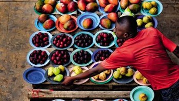 Jepretan warna-warni yang dihasilkan perpaduaan buah-buahan karya Cindy Lou-Dale. Foto: National Geographic Traveller