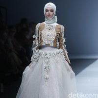 Ayu Dyah Andari The Whita Roses Indonesia Fashion Week 2016 at Jakarta Convention Center. Senayan. Jakarta. [Foto: Mohammad Abduh/Wolipop]