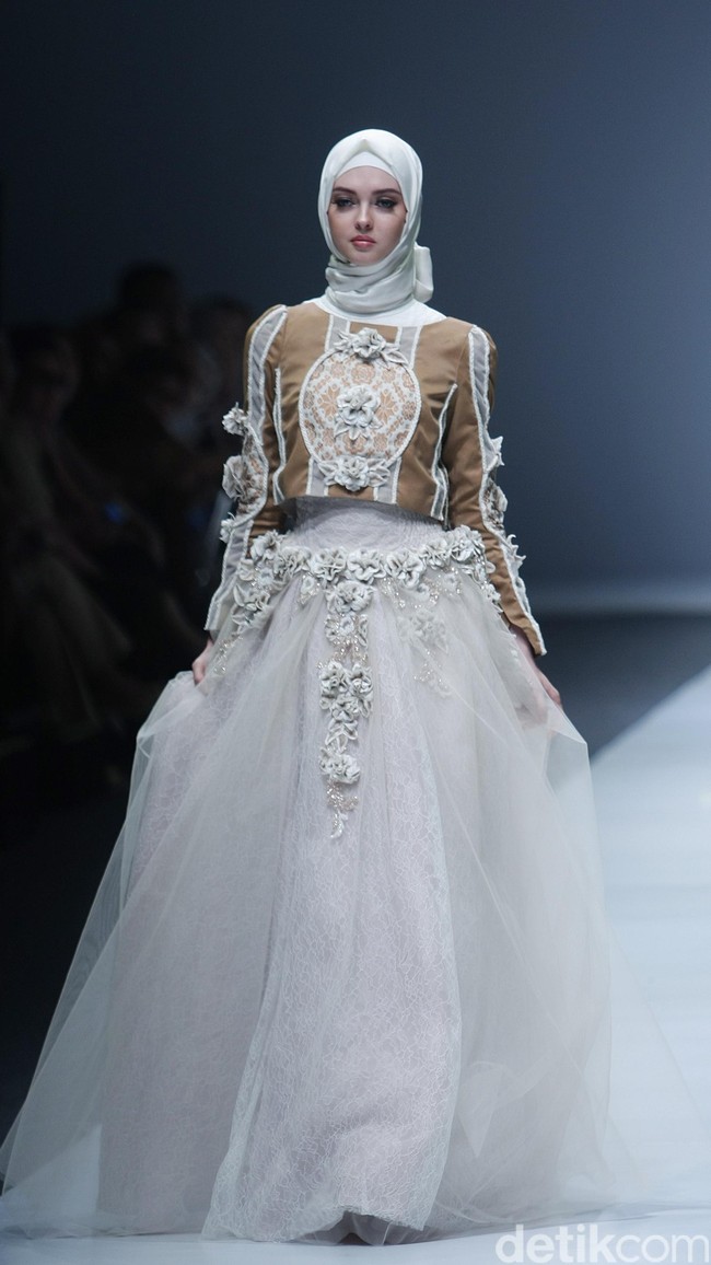 Ayu Dyah Andari The Whita Roses Indonesia Fashion Week 2016 at Jakarta Convention Center. Senayan. Jakarta. [Foto: Mohammad Abduh/Wolipop]