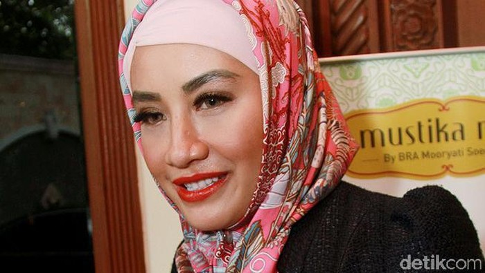 Shinta Bachir Nangis Ditanya Soal Orang Ketiga dalam Rumah Tangganya