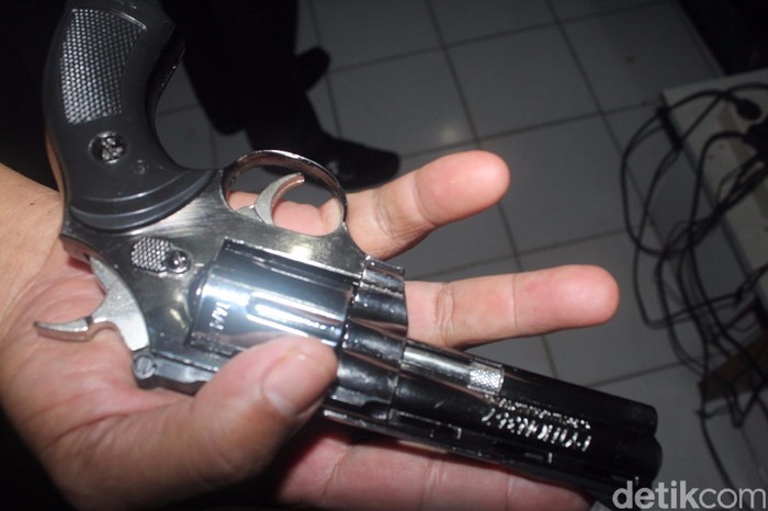 Di Karawang, 2 Polwan Lumpuhkan 2 Pemalak Bersenpi