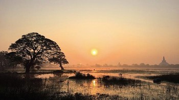 Foto saat matahari terbit di kota suci Anuradhapura karya Gail Henshaw terpilih sebagai finalis di situs warisan dunia UNESCO.  Foto: National Geographic Traveller