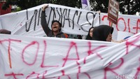 Para pendemo tergabung dalam Koalisi Selamatkan Teluk Jakarta seperti dari LSM WALHI, LBH, Kiara dan YLBHI).