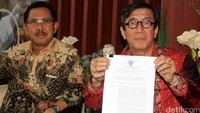 Yasonna menunjukkan surat keputusan perpanjangan kepengurusan Golkar Munas Riau di kantornya, Kamis (28/1/2016).