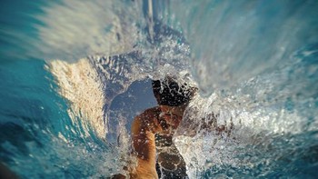 Karya foto Ellis Anastasiades saat temannya menyelamkan kepalanya di kolam renang di Yunani.  Foto: National Geographic Traveller