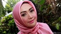 Pesinetron bernama asli Ronih Ismawati Nur Azizah itu mengaku masih kerap mengunjungi Ferry seminggu dua kali. Pool/Gus Mun/detikFoto.