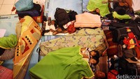 Beberapa warga tampak tertidur.