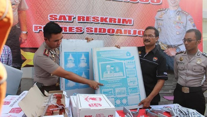 Bahan Baku Pembuat Antena Berlafadz Arab dan Bergambar Salib Diamankan