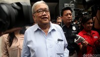 Sarlito keluar dari ruangan pemeriksaan.