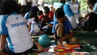 Kegiatan di hari pertama di penampungan, anak-anak diajak menari, menyanyi dan mewarnai sebagai bentuk penyembuhan trauma (trauma healing).