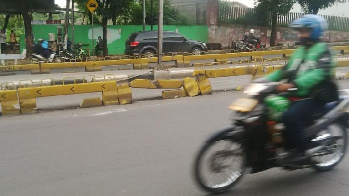 Mobil Tabrak Separator Busway di Warung Jati Diduga karena Sopir Ngantuk