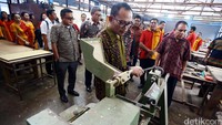 Hanif meninjau fasilitas Balai Latihan Kerja (BLK) di Kupang.