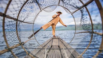 Selain foto, kontes ini juga menerima video. Foto seorang nelayan di Burma karya fotografer Jeremy Flint. Foto: National Geographic Traveller