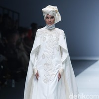 Ayu Dyah Andari The Whita Roses Indonesia Fashion Week 2016 at Jakarta Convention Center. Senayan. Jakarta. [Foto: Mohammad Abduh/Wolipop]