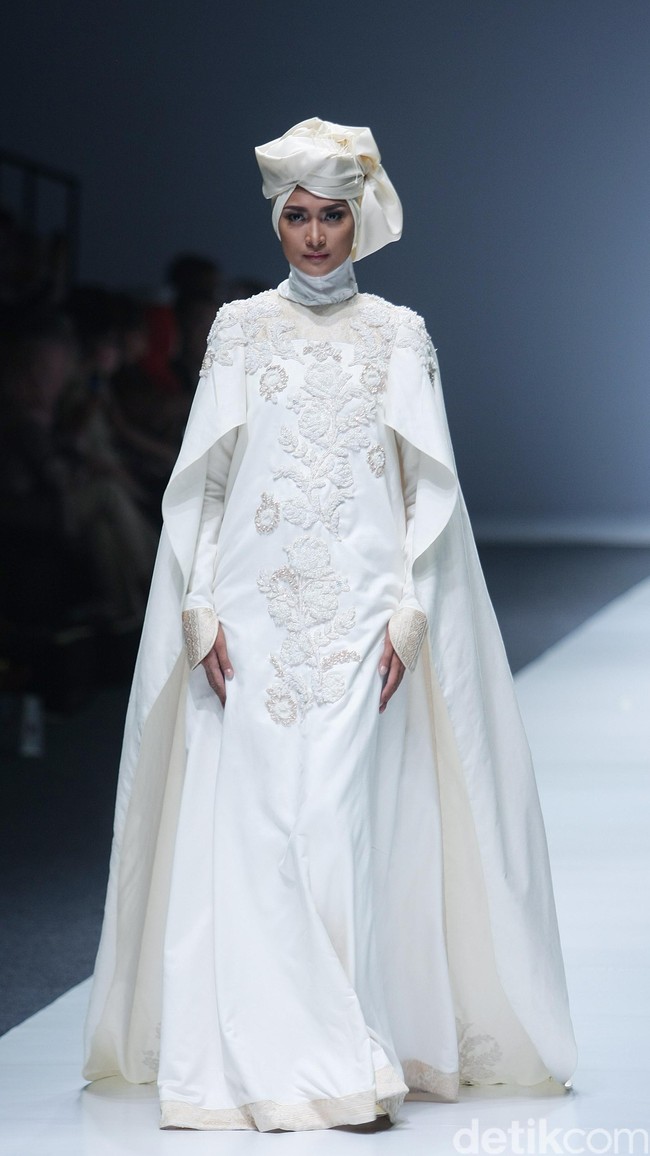 Ayu Dyah Andari The Whita Roses Indonesia Fashion Week 2016 at Jakarta Convention Center. Senayan. Jakarta. [Foto: Mohammad Abduh/Wolipop]