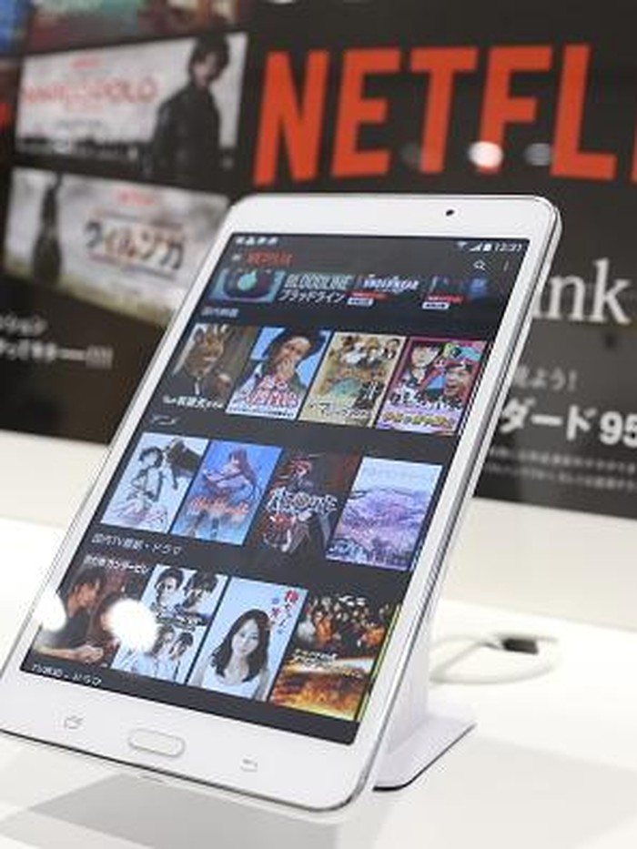 TOKYO, JAPAN - SEPTEMBER 02:   A smart phone sits on display during the launch event for Netflix service in Japan at SoftBank Ginza store on September 2, 2015 in Tokyo, Japan. Netflix Inc. partnered with Japans SoftBank Group Corp. for the Japan launch of its video-streaming service on September 2, 2015.  (Photo by Ken Ishii/Getty Images)
