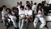Para pendukung Berani Jujur ini tampak menunggu jalannya sidang dimana Haji Lulung menjadi saksi terkait kasus dugaan korupsi pengadaan UPS dengan terdakwa Alex Usman.