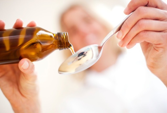 ilustrasi minum obat Pouring medicine