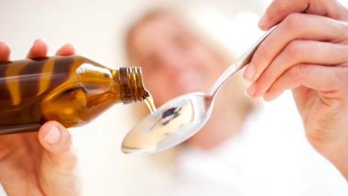 ilustrasi minum obat Pouring medicine