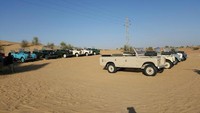 Safari gurun pasir menggunakan mobil 4WD yang berisi banyak penumpang dan tak beratap. Mobilnya yang mewah membuat perjalanan terasa berbeda (Ine/detikTravel)