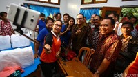 Hanif selfie dengan peserta latihan kerja.