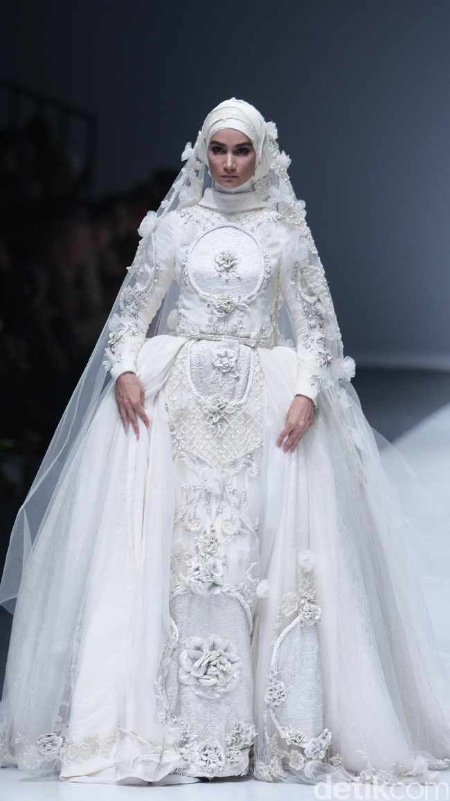 Ayu Dyah Andari The Whita Roses Indonesia Fashion Week 2016 at Jakarta Convention Center. Senayan. Jakarta. [Foto: Mohammad Abduh/Wolipop]