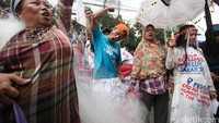 Warga pesisir Jakarta seperti kawasan Muara Angke berunjukrasa di depan Gedung DPRD DKI Jakarta, Kamis (28/1/2016).