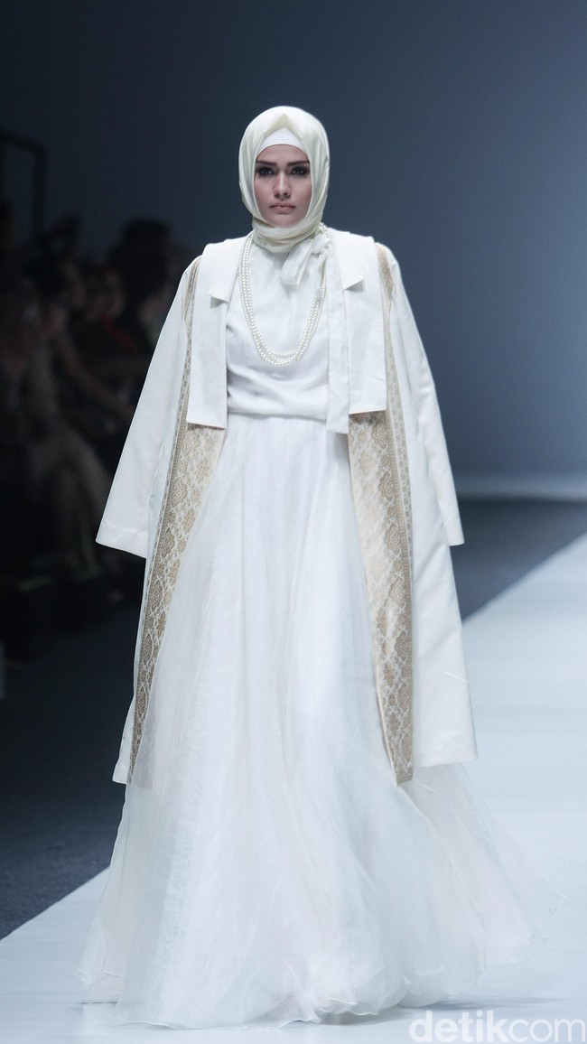 Ayu Dyah Andari The Whita Roses Indonesia Fashion Week 2016 at Jakarta Convention Center. Senayan. Jakarta. [Foto: Mohammad Abduh/Wolipop]