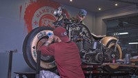 Kulit sapi itu lah yang kemudian ditato oleh dua studio tato di Polandia yaitu Individuum dan Steel Will Tattoo-Factory.