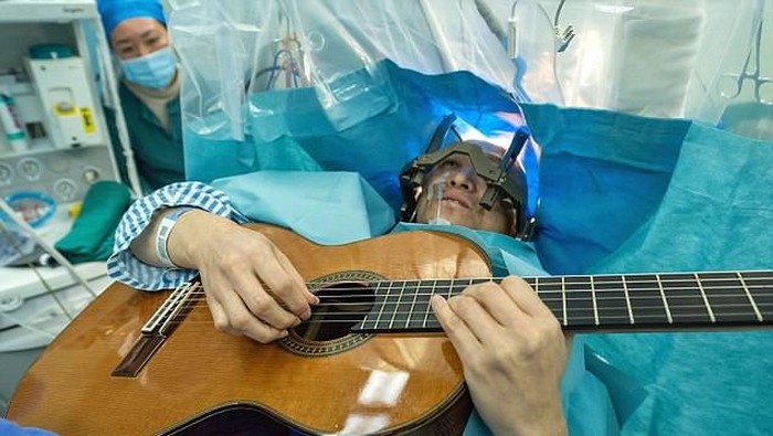 Musisi Ini Bisa Kembali Main Gitar Setelah Otaknya Dibedah