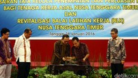 Menaker Hanif Dhakiri dan Gubernur NTT Frans Lebu Raya menandatangani MoU tentang peningkatan kompetensi, perbaikan tata kelola penempatan dan perluasan kesempatan kerja bagi tenaga kerja asal Nusa Tenggara Timur.