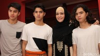 Maia Estianty menggelar pengajian di hari ulang tahunnya yang ke-40. Pada kesempatan itu, Al, El dan Dul juga hadir mendampingi bunda tercinta. Pool/Ismail/detikFoto.