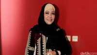 Maia tampil berhijab saat merayakan ulang tahunnya yang ke-40. Pool/Ismail/detikFoto.