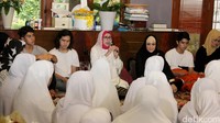 Maia mengundang puluhan jamaah dari Majelis Dzikir Asy Syifa untuk membawakan lantunan shalawat yang diiringi hadroh. Pool/Ismail/detikFoto.