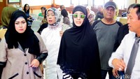 Ibu dua anak itu mengenakan pakaian serba hitam serta kaca mata berlensa gelap.